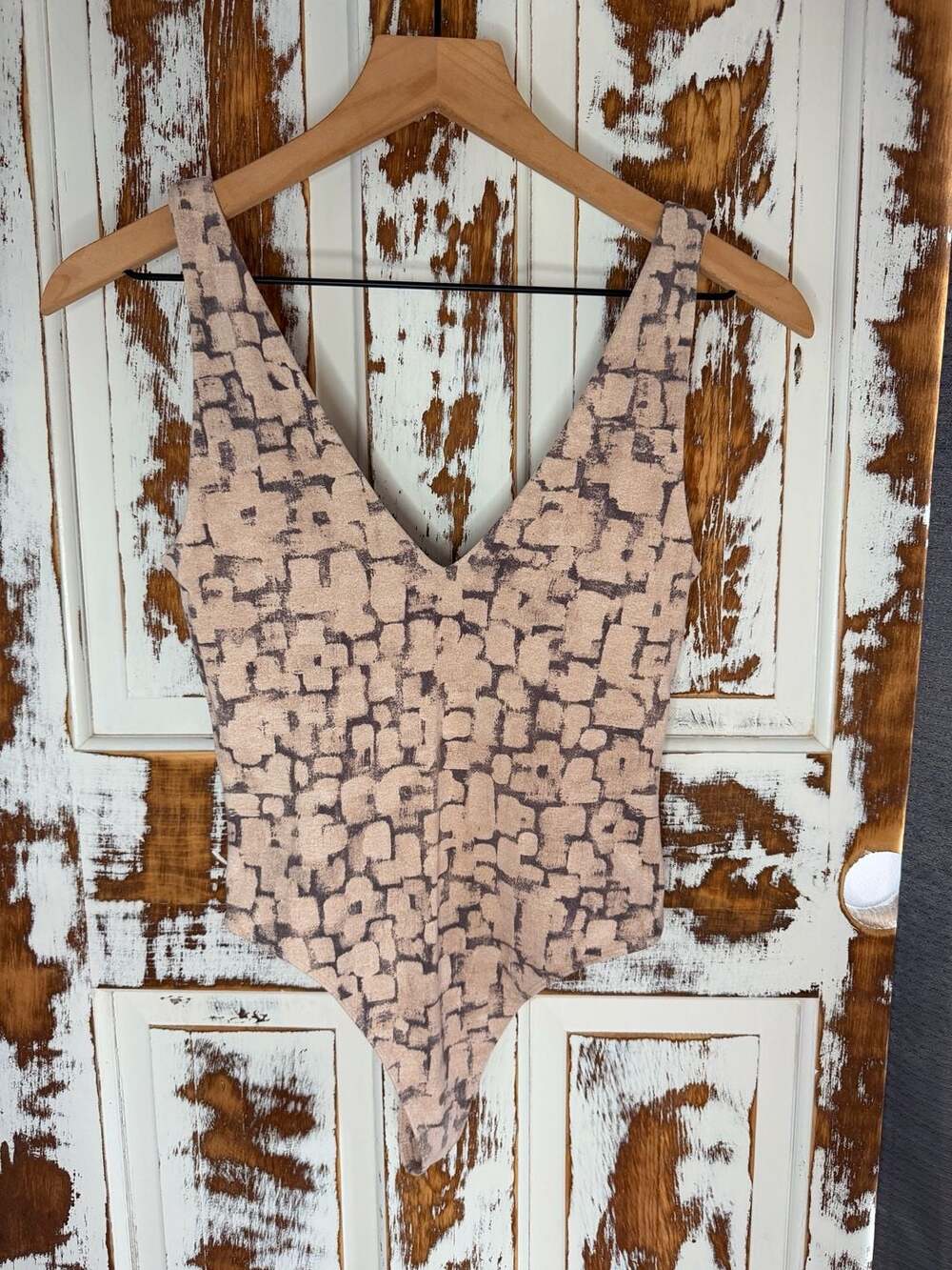 Babaton Aritzia Contour Double V Bodysuit Size S Abstract Print Dopamine Y2K
